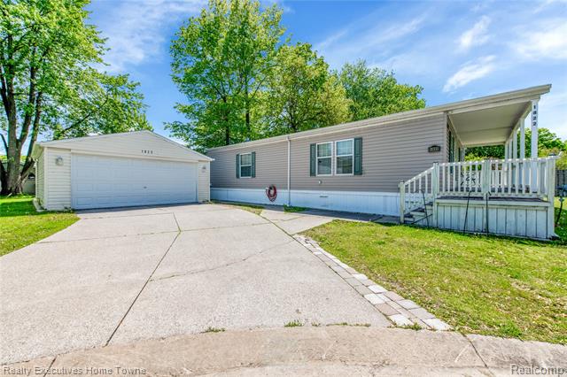 front view picture of 1822 Elizabeth Terrace, Madison Heights, MI. 48071