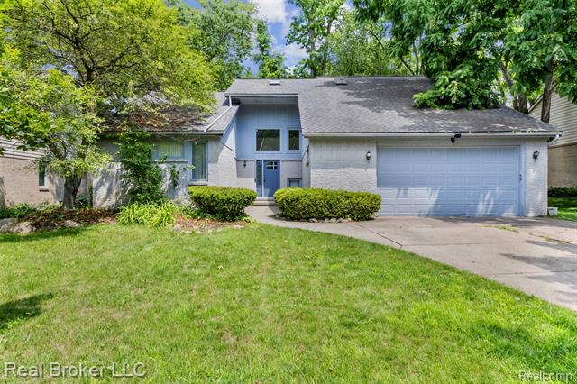 front view picture of 3195 Green Oaks Dr, West Bloomfield, MI. 48324