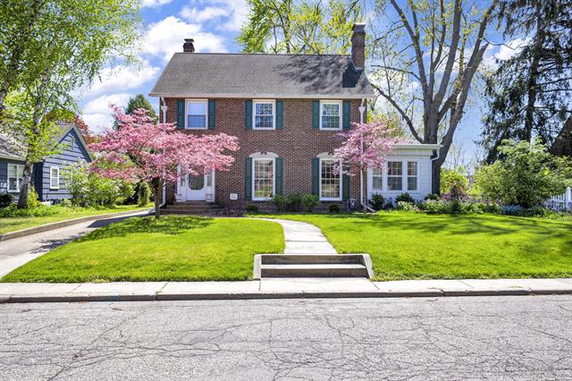 front view picture of 1005 Carlton Boulevard, Jackson, MI. 49203