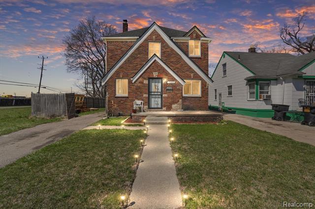 front view picture of 13217 Whitcomb Street, Detroit, MI. 48227