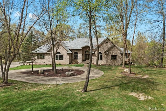 front view picture of 9997 Applegate Lane, Brighton, MI. 48114