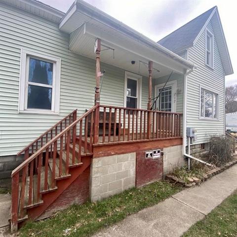 front view picture of 217 Tenth Street, Manistee, MI. 49660