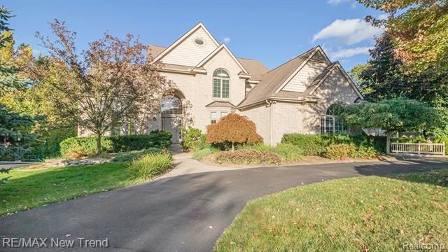 front view picture of 6210 Orchard Woods Dr, West Bloomfield, MI. 48324