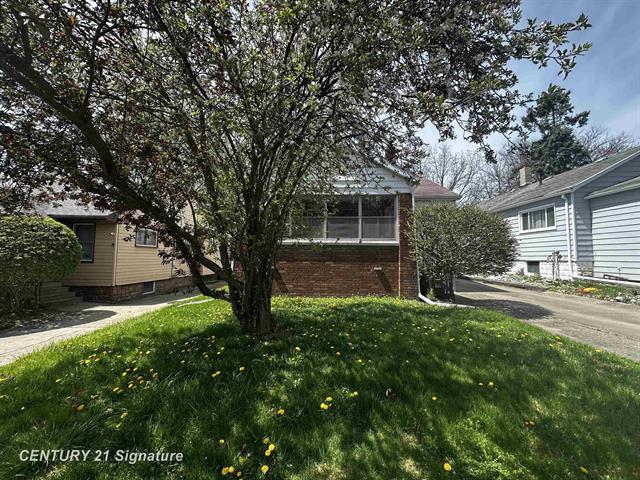 front view picture of 1326 Hughes Avenue, Flint, MI. 48503