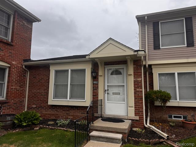 front view picture of 19932 Great Oaks Circle N, Clinton Township, MI. 48036