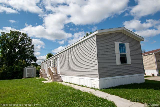 front view picture of 29310 Jamestown Dr, New Baltimore, MI. 48051