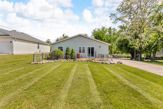 front view picture of 220 Nottingham Drive, Brooklyn, MI. 49230