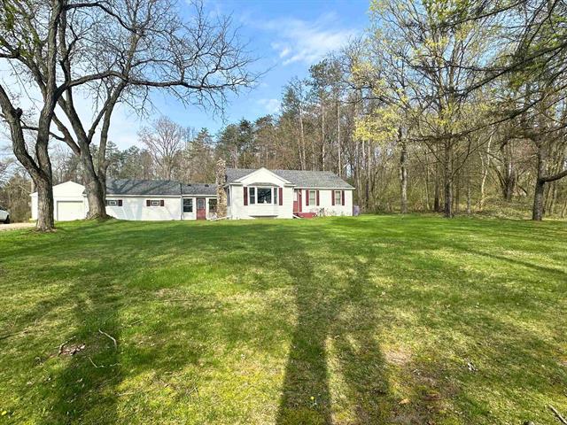 front view picture of 610 S Macomb Street, Manchester, MI. 48158