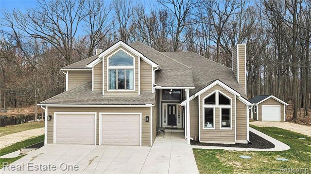 front view picture of 8155 Sheraton Park Drive, Fenton, MI. 48430