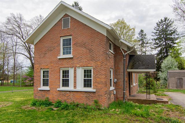 front view picture of 33013 Pokagon Highway, Niles, MI. 49120