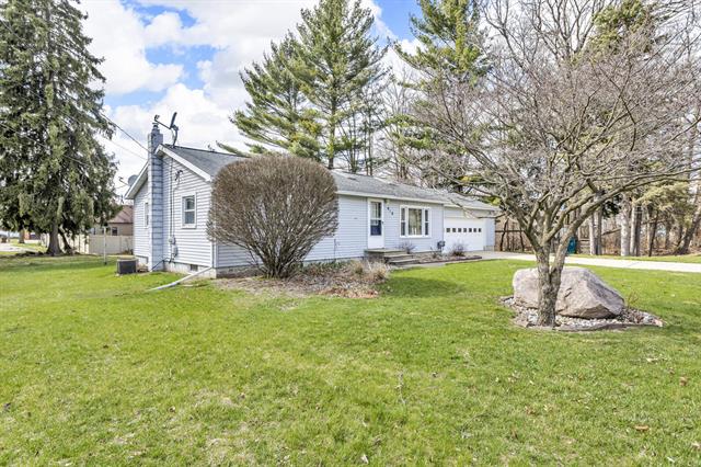 front view picture of 910 Lowell Avenue, Jackson, MI. 49202