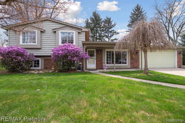 front view picture of 10328 Carriage Drive, Brighton, MI. 48114