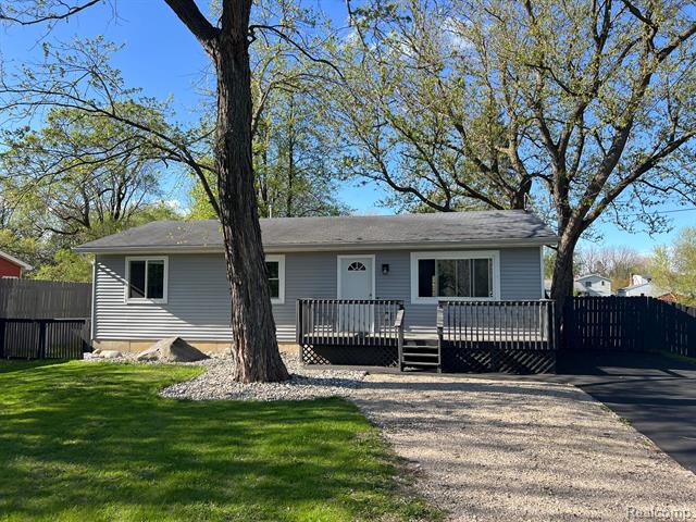 front view picture of 1372 W Valley Road, Lansing, MI. 48906