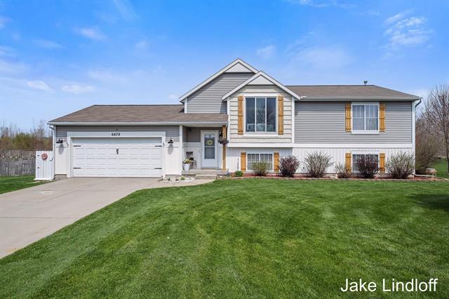 front view picture of 6879 Peninsula Drive Ne, Rockford, MI. 49341