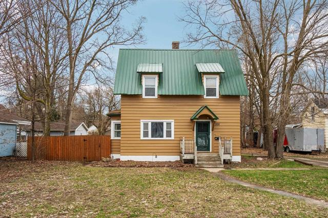 front view picture of 205 W Fourteenth Street, Traverse City, MI. 49684