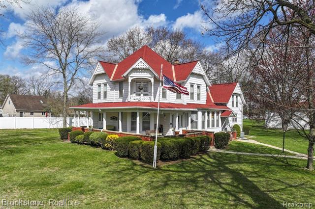 front view picture of 402 W Shiawassee Avenue, Fenton, MI. 48430