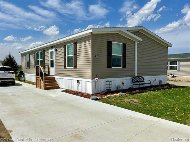front view picture of 6857 Sewan Drive, North Branch, MI. 48461