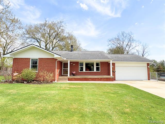 front view picture of 845 S 10Th Street, Saint Clair, MI. 48079