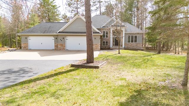 front view picture of 216 Meadowlark Road, Roscommon, MI. 48653