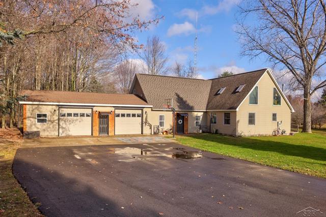 front view picture of 2122 Heather Way, Gladwin, MI. 48624