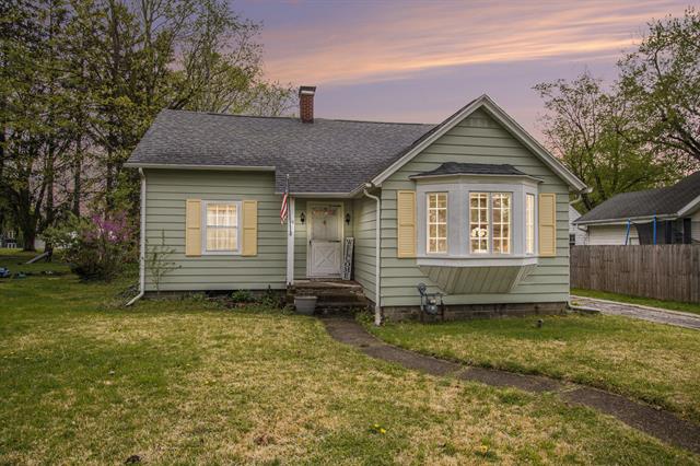 front view picture of 304 N Detroit Street, Buchanan, MI. 49107