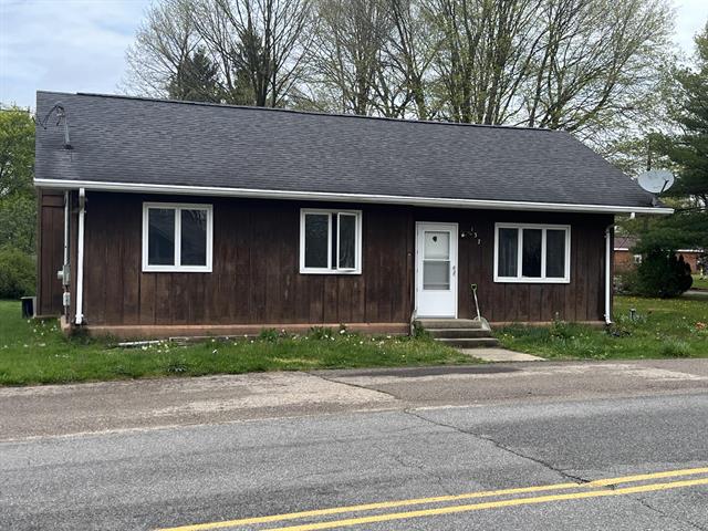 front view picture of 137 Marshall Street, Ceresco, MI. 49033