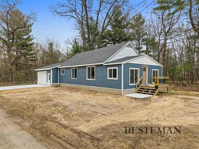 front view picture of 1300 Center Street, Muskegon, MI. 49442