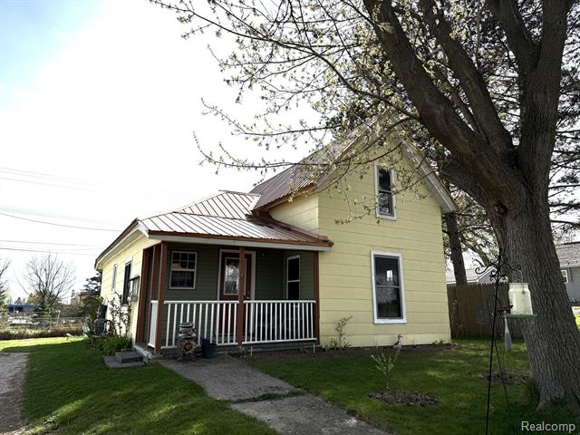 front view picture of 183 W Gamble Street, Caro, MI. 48723