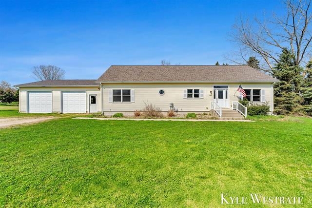 front view picture of 841 N Weaver Avenue, Fremont, MI. 49412