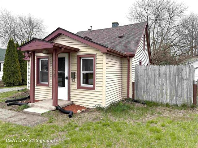 front view picture of 204 Oxford Street, Bay City, MI. 48708