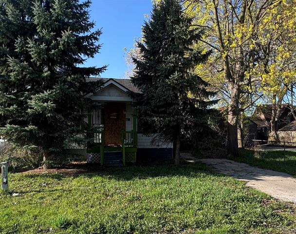 front view picture of 2400 Bewick Street, Saginaw, MI. 48601