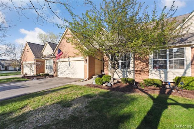front view picture of 5563 Pinehurst Drive, Trenton, MI. 48183