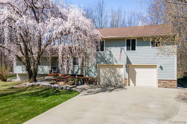 front view picture of 8660 Sargent Road, Fowlerville, MI. 48836
