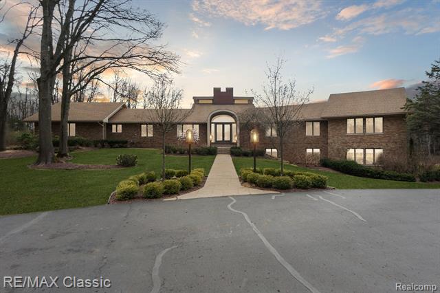 front view picture of 10056 Applegate Lane, Brighton, MI. 48114