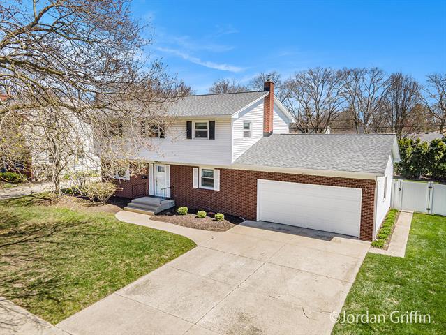 front view picture of 60 Westmont Drive Nw, Grand Rapids, MI. 49504