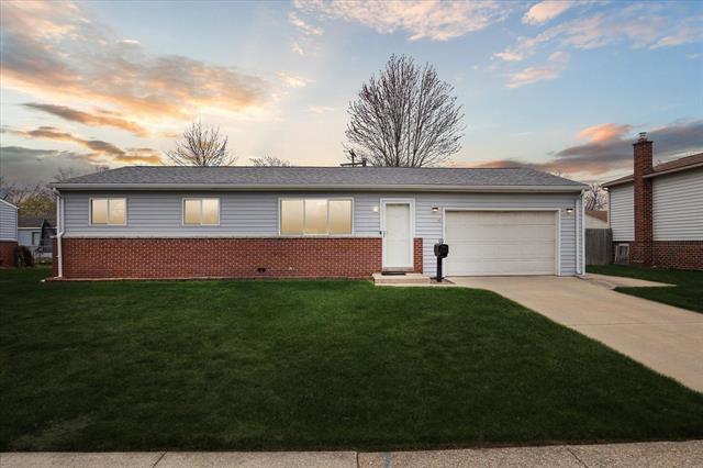 front view picture of 1325 Woodglen Avenue, Ypsilanti, MI. 48198