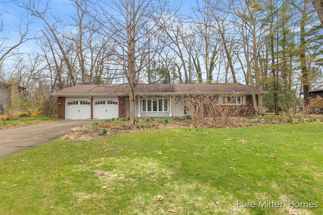 front view picture of 3290 Bentwood Drive Se, Grand Rapids, MI. 49546
