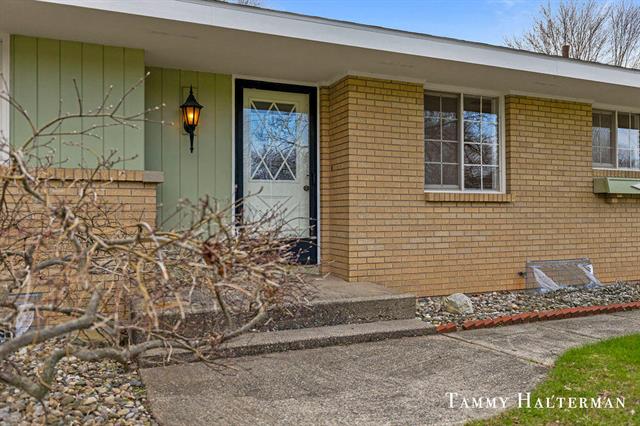 front view picture of 1552 Kinney Avenue Nw, Grand Rapids, MI. 49534