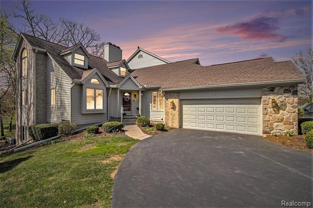 front view picture of 4592 Glen Eagles Drive, Brighton, MI. 48116