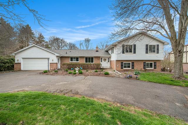 front view picture of 717 Collindale Avenue Nw, Grand Rapids, MI. 49504