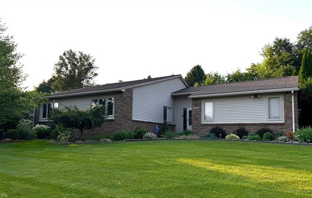 front view picture of 3420 Luanne Dr, Commerce Township, MI. 48382