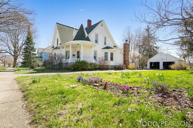 front view picture of 414 Lincoln Lake Avenue Se, Lowell, MI. 49331