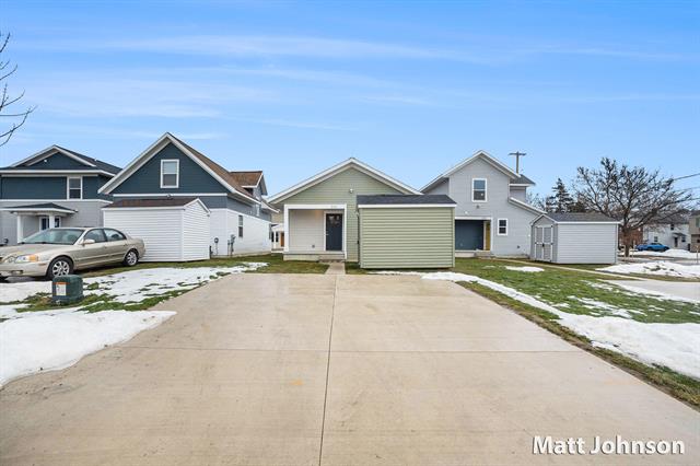 front view picture of 2047 Linden Avenue Se, Grand Rapids, MI. 49507