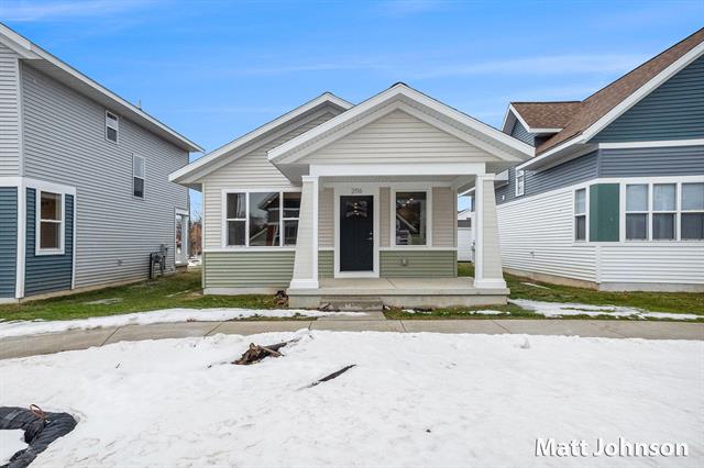 front view picture of 2120 Linden Avenue Se, Grand Rapids, MI. 49507
