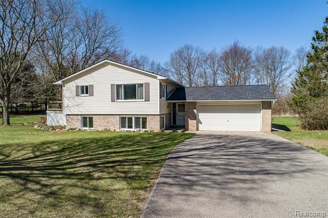 front view picture of 3178 Hillview Drive, Metamora, MI. 48455