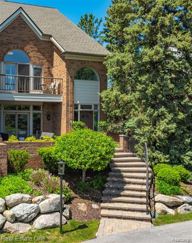 front view picture of 3856 Pine Lake Knoll Dr, West Bloomfield, MI. 48324