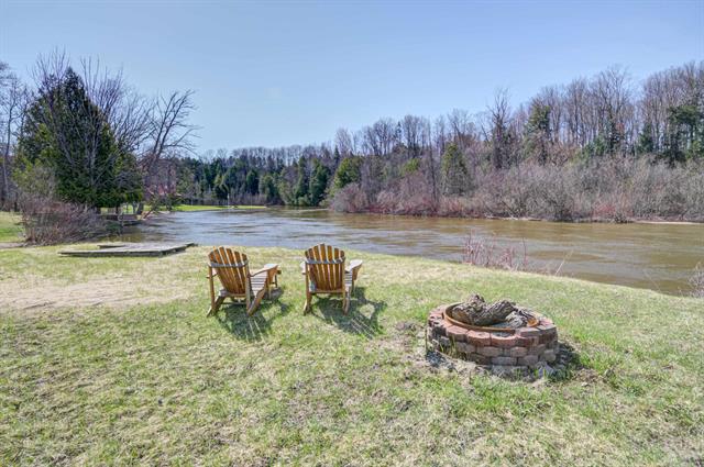 front view picture of 5871 W 12 Road, Mesick, MI. 49668