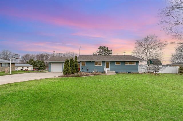 front view picture of 1242 N State Road, Ithaca, MI. 48847