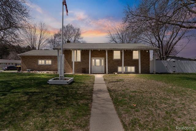 front view picture of 114 Essex Drive, Saint Louis, MI. 48880