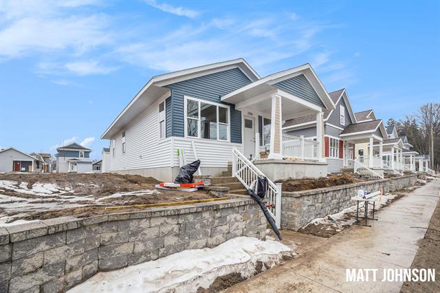front view picture of 2086 Linden Avenue Se, Grand Rapids, MI. 49507